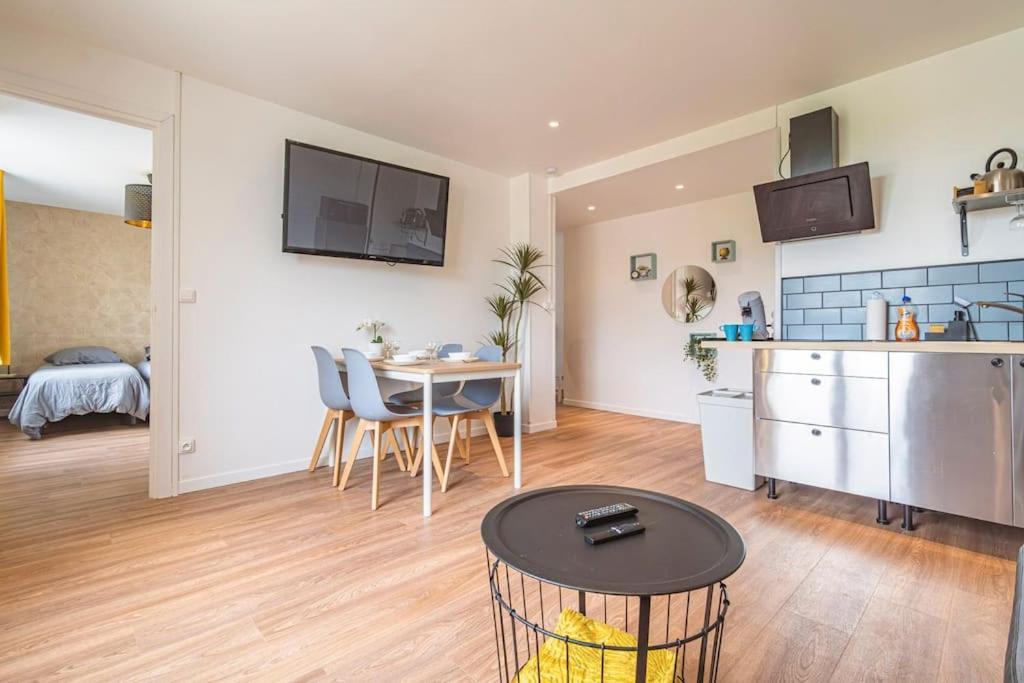 "Le Chaleureux" Appartement Pour 4 Personnes Isles-sur-Suippe Esterno foto